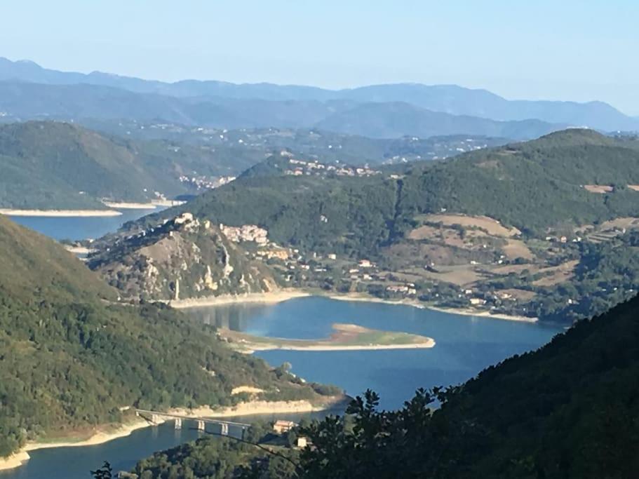 Ferienwohnung Casa Sul Lago Nonna Gio' Colle di Tora Exterior foto