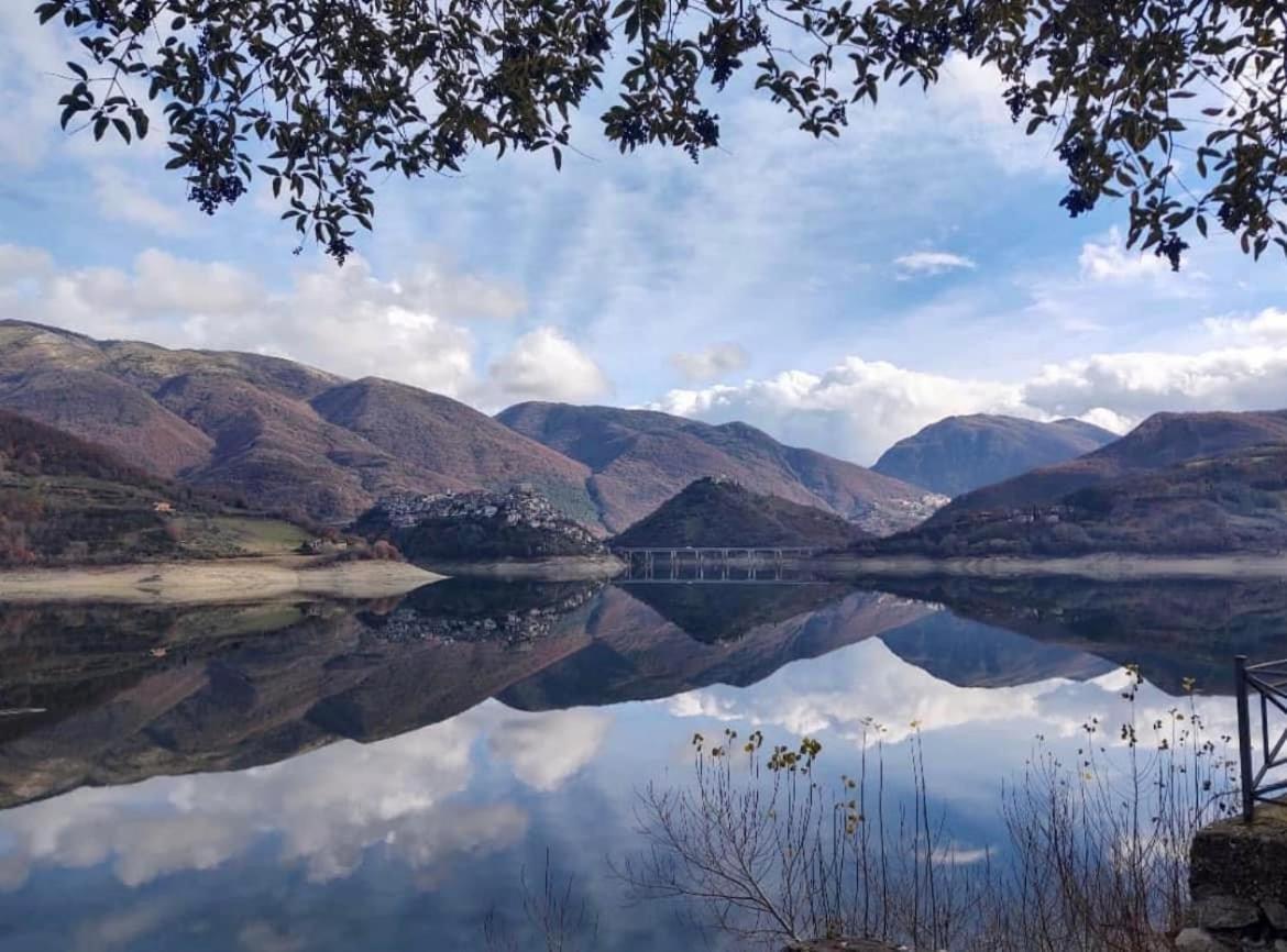 Ferienwohnung Casa Sul Lago Nonna Gio' Colle di Tora Exterior foto