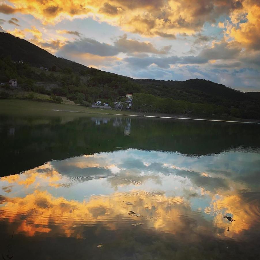 Ferienwohnung Casa Sul Lago Nonna Gio' Colle di Tora Exterior foto