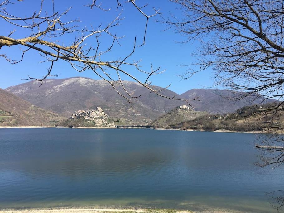 Ferienwohnung Casa Sul Lago Nonna Gio' Colle di Tora Exterior foto