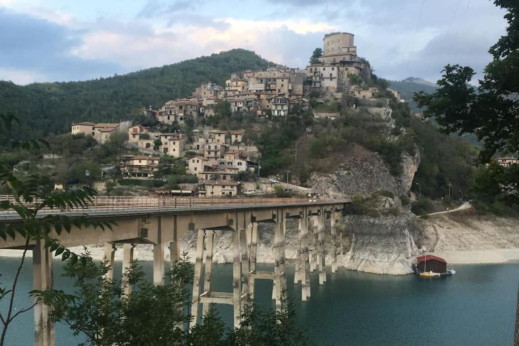 Ferienwohnung Casa Sul Lago Nonna Gio' Colle di Tora Exterior foto